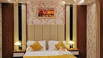 Blackout curtains, soundproofing, iron/ironing board, free WiFi