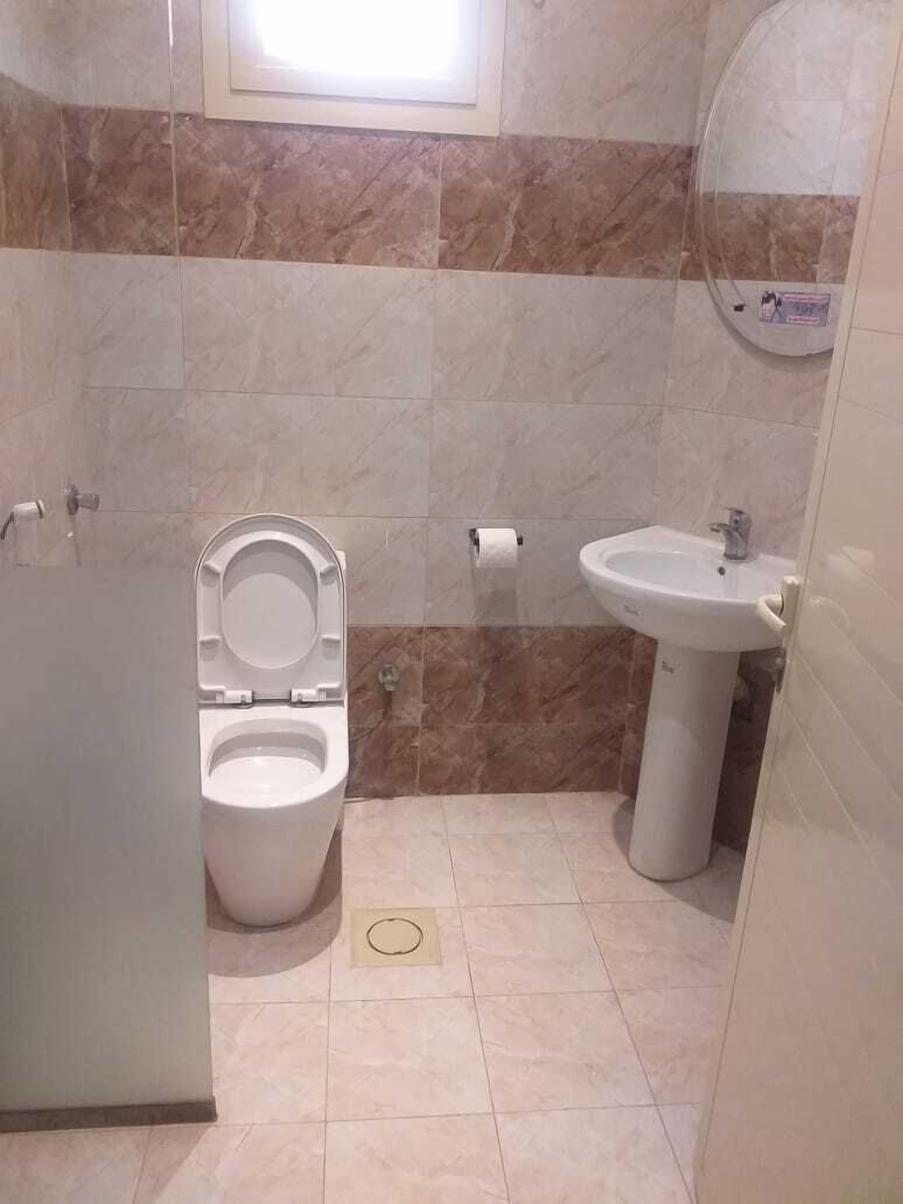 Suihku, ilmaiset hygieniatuotteet, tohvelit, pyyhkeet