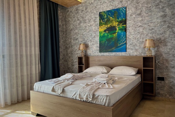 Suite Deluxe, vista a la alberca | Ropa de cama de alta calidad, camas con efecto memoria y minibar