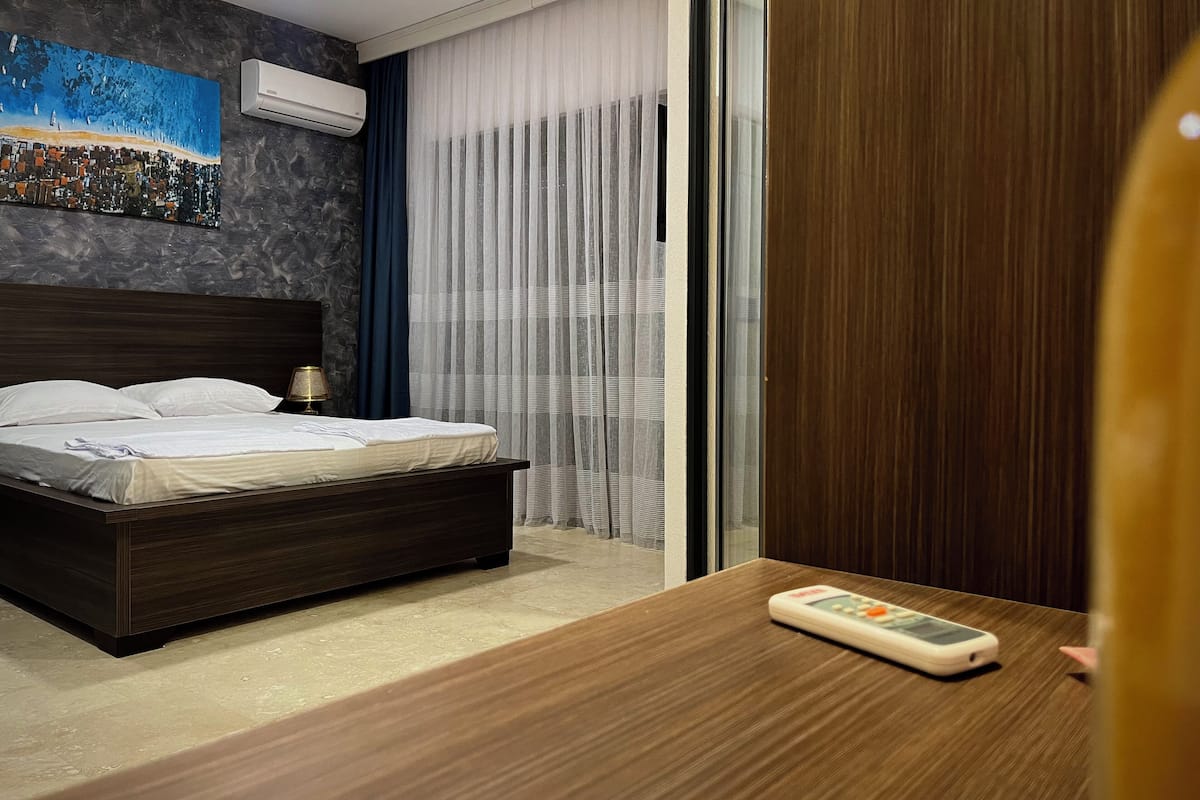 Deluxe dubbelrum - utsikt mot poolen | 1 sovrum, sängtillbehör av högsta kvalitet och memory foam-madrasser