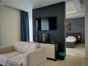 Luxury Suite, Partial Sea View | Living area | 70-inch Smart TV with digital channels - Hotel Hermosa (Ulcinj)