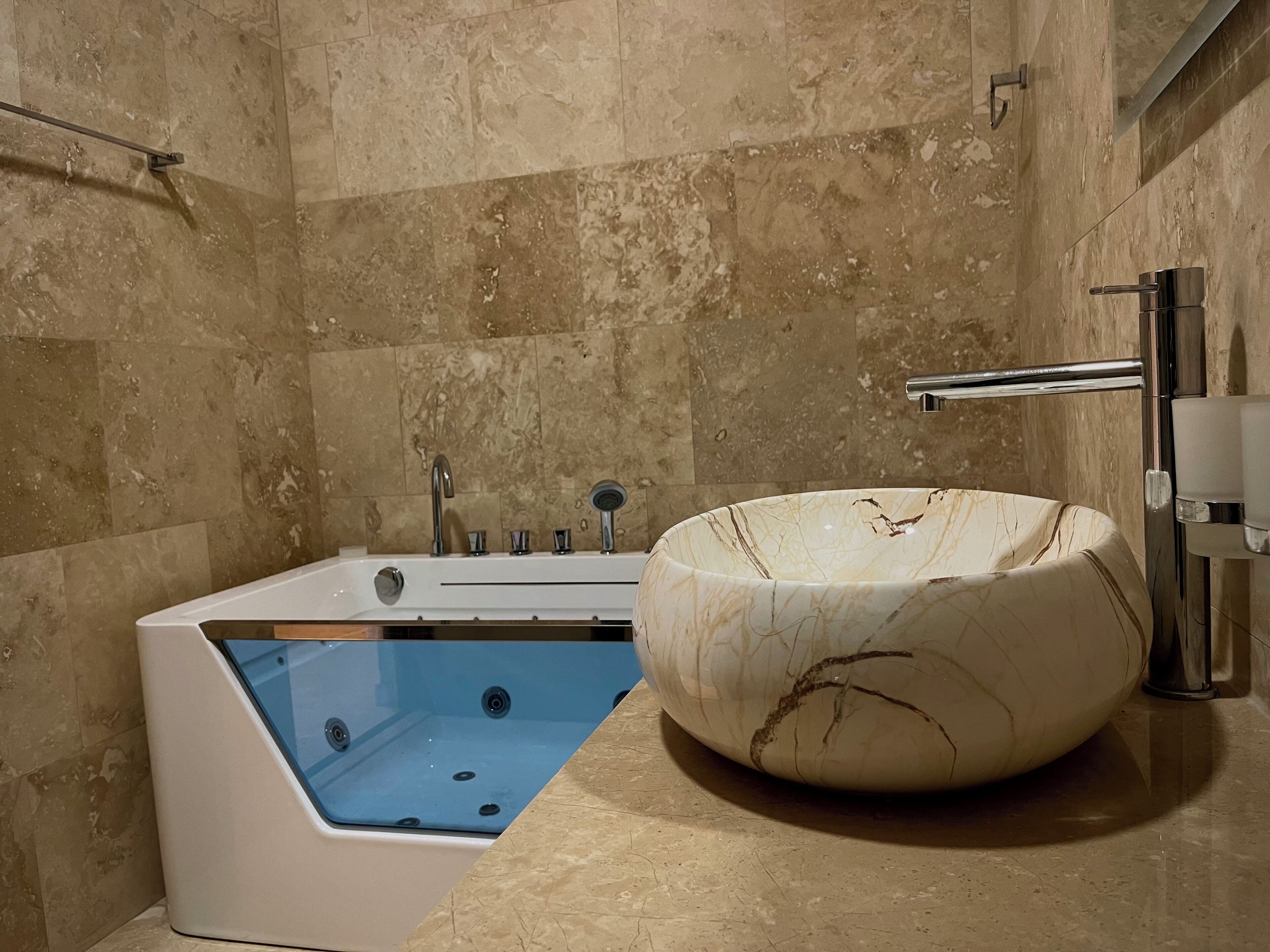 Badekåper, tøfler, håndklær og såpe