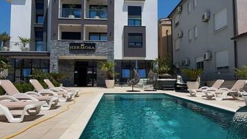 Una piscina al aire libre de temporada