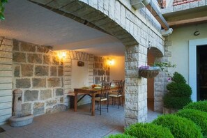 Outdoor dining - Rest for mind, body & soul - 3  bedroom Vila in Nature, big Garden, Outdoor Pool (Slime)