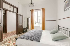 4 bedrooms, iron/ironing board, free WiFi, bed sheets