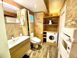 Dusche, Haartrockner, Handtücher, Toilettenpapier
