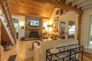 Smart-tv, een open haard en een printer