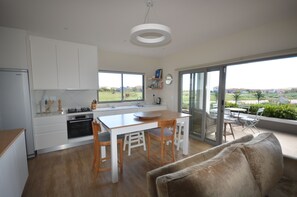 Full-sized fridge, microwave, oven, stovetop