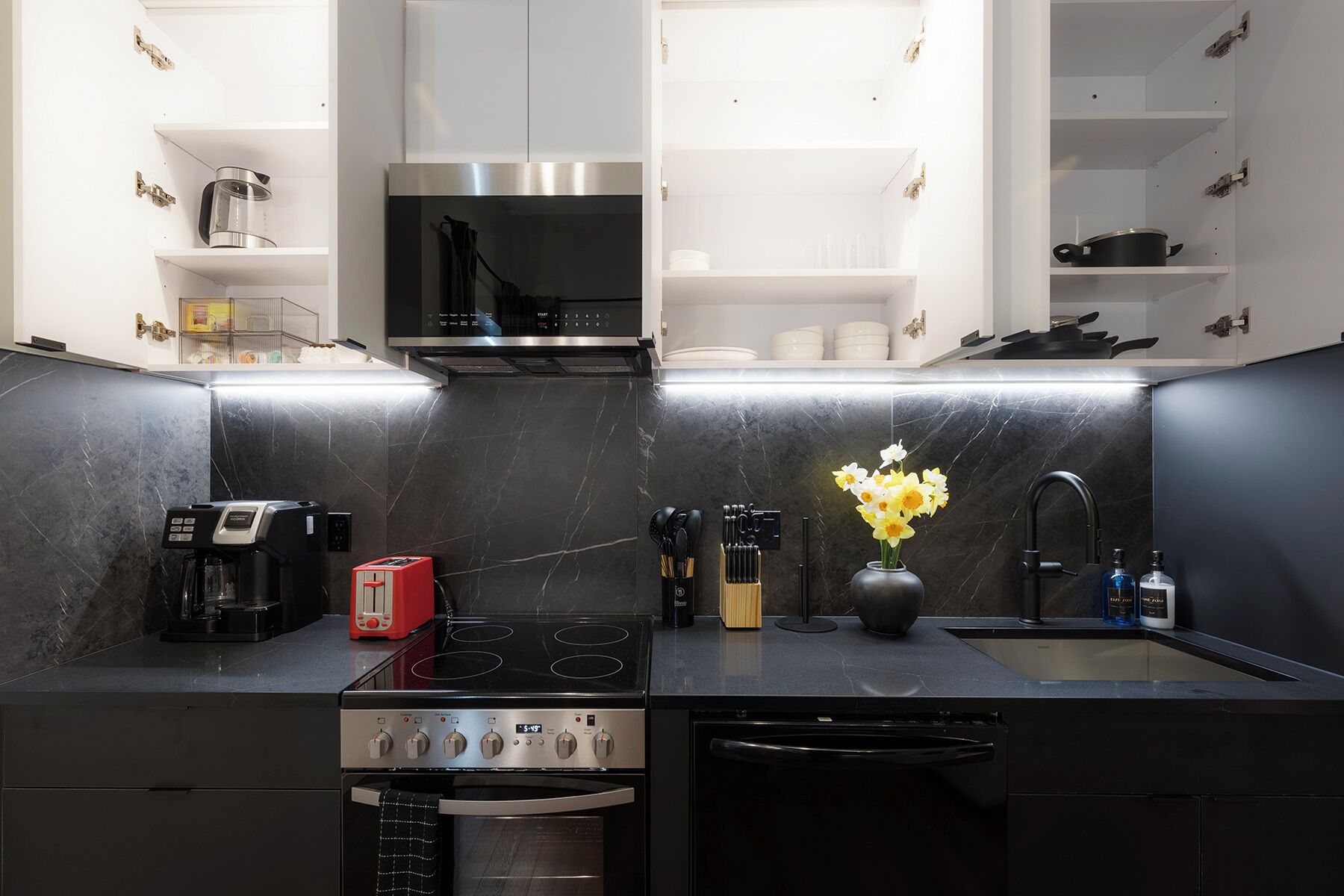 Réfrigérateur, micro-ondes, four, plaque de cuisson