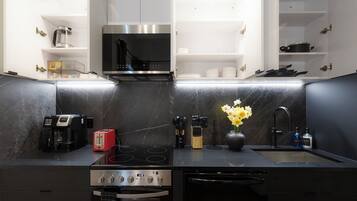 Réfrigérateur, micro-ondes, four, plaque de cuisson