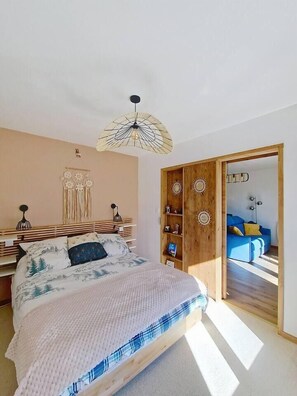 1 slaapkamer, een strijkplank/strijkijzer, reisbedje, internet