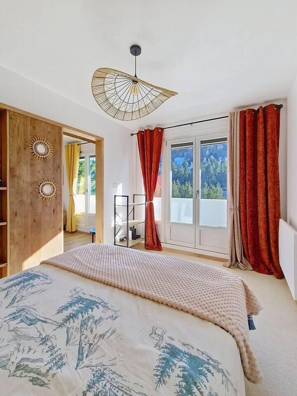 1 slaapkamer, een strijkplank/strijkijzer, reisbedje, internet