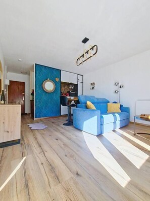 Een televisie en een tafeltennistafel