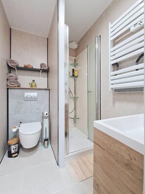 Milieuvriendelijke toiletartikelen, een haardroger, handdoeken