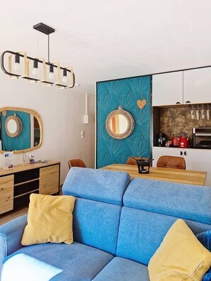 Een televisie en een tafeltennistafel