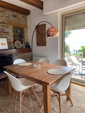 Dining - Quiet villa, breathtaking view, heated infinity pool, ideal for families (Le Lavandou)