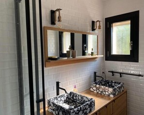 Dusche, Haartrockner, Handtücher, Toilettenpapier