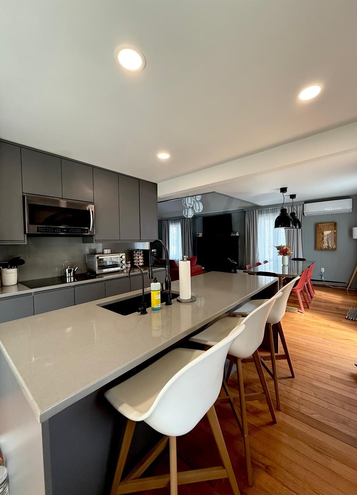 Een koelkast, een microgolfoven, een kookplaat, een vaatwasser