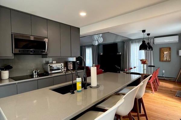 Jääkaappi, mikroaaltouuni, liesi, astianpesukone