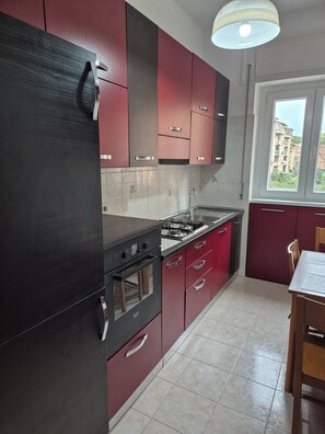Frigorifero, forno, piano cottura, bollitore elettrico