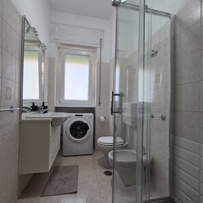 Shower, hair dryer, bidet, towels - HOUSE AGNESE (Lido di Ostia)