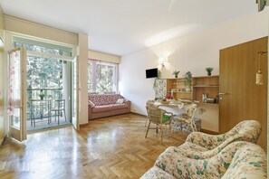 Family Studio, Mountain View (Sonia Studio-Pool&Balcony near) | Living area | 21-inch LED TV with cable channels