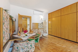 Family Studio, Mountain View (Sonia Studio-Pool&Balcony near) | Dining