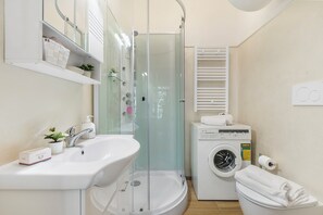 Douche, serviettes fournies, savon, shampoing