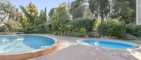 Una piscina al aire libre de temporada
