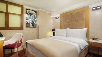 Quarto casal econômico | Cofres nos quartos, ferros/tábuas de passar roupa, Wi-Fi de cortesia