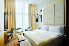 Habitación superior con 2 camas individuales | Caja de seguridad en la habitación y tabla de planchar con plancha 