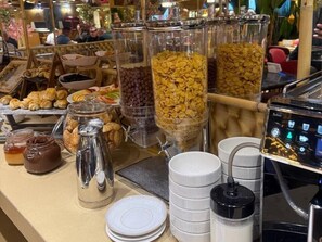 Päivittäinen mannermainen aamiainen maksusta