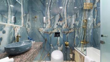 Produtos de toalete grátis, secador de cabelo, chinelos