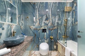 Ücretsiz banyo/kozmetik ürünleri, saç kurutma makinesi, terlik, havlu