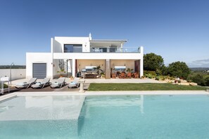 A modern two-story house with a swimming pool, outdoor seating, and a view of the landscape. - La Glycine in Castro Marim (Castro Marim)