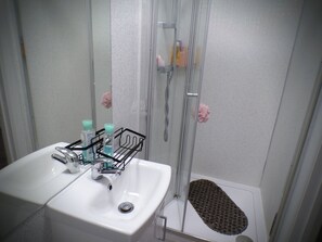 Apartment | Bathroom | Shower, hair dryer, towels