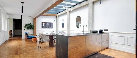 المنشأة من الداخل