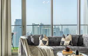 Luxury-Apartment, Balkon, Stadtblick | Wohnbereich
