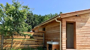 Une cabane en bois avec une petite salle de bain, un lavabo et une porte.
