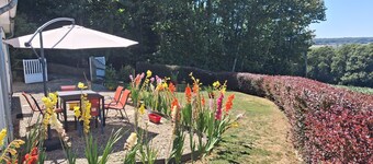 Entire house sleeps 1-6, pet friendly. 20 mins to Mont St Michel.