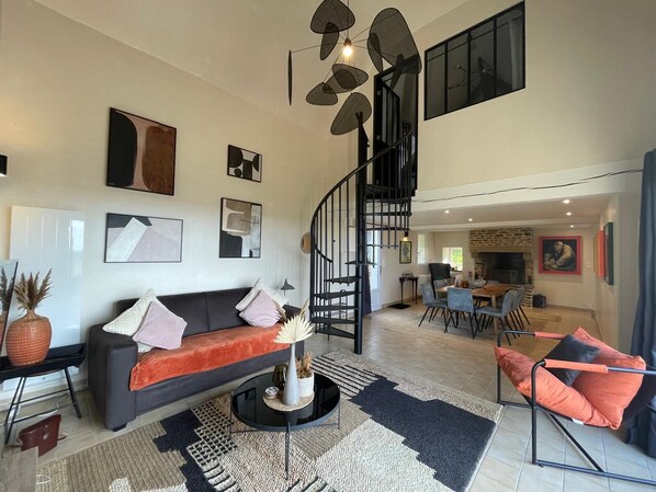 Smart TV, fireplace