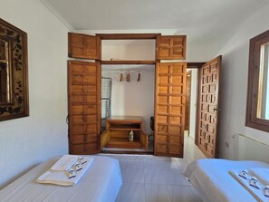 2 chambres, coffres-forts dans les chambres, fer et planche à repasser