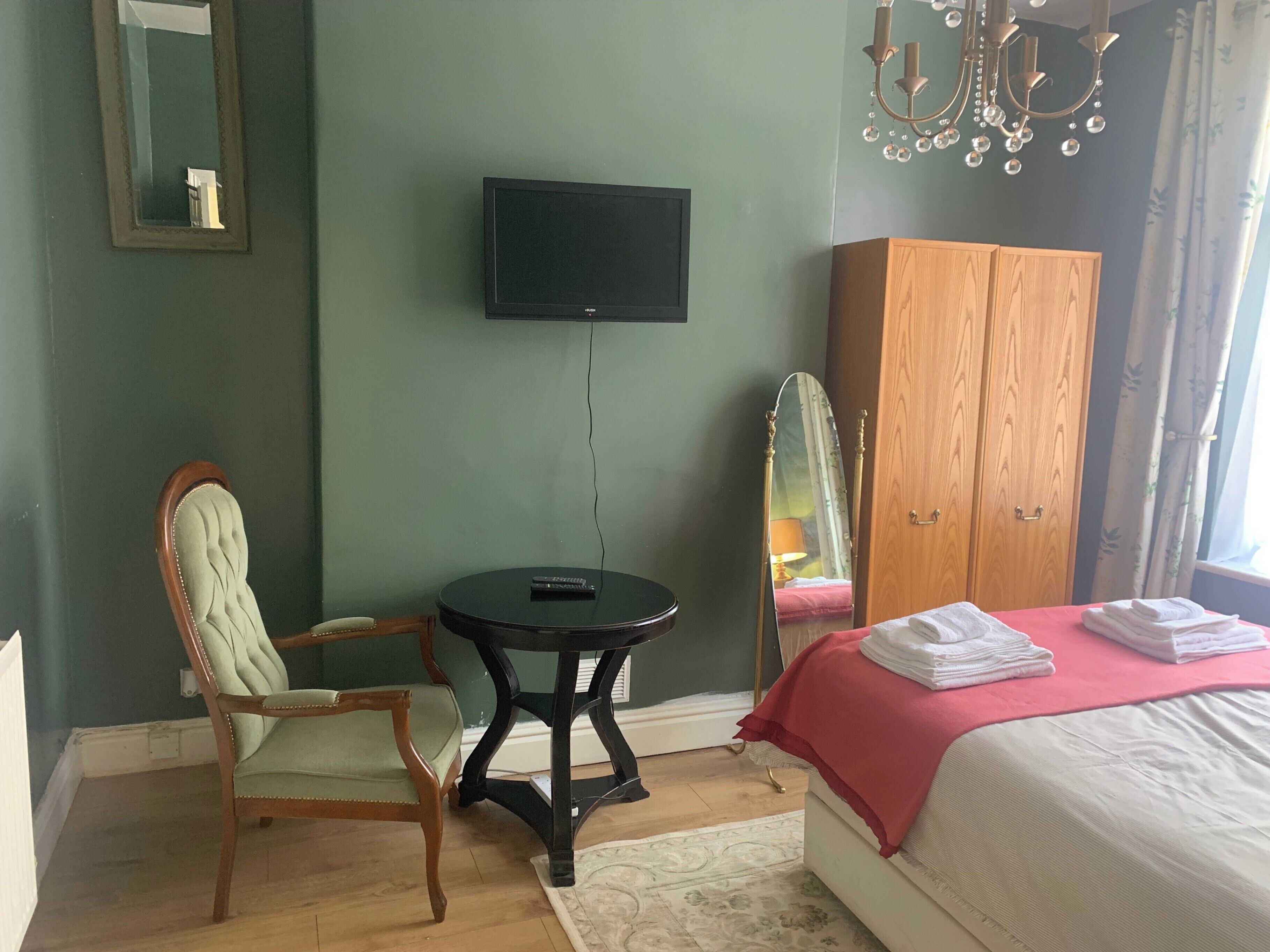 House | 4 bedrooms, free WiFi, bed sheets