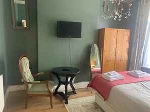 4 bedrooms, free WiFi, bed sheets - Sleeps 7 Home Blackpool W/free Parking, Bbq, Wifi (Blackpool)