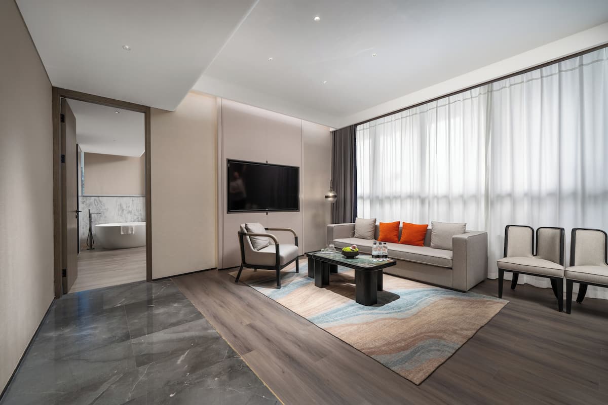 Executive Suite, City View | 1 bedroom, free minibar, free WiFi, bed sheets
