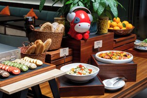 Café da manhã com buffet grátis todos os dias