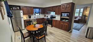 Fridge, microwave, oven, stovetop - Parkside on Timberlane by Avalon Grand Resort (Warren)