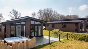 Terrace/patio - Countryside Lodge Retreat on Golf Course (Blackawton)