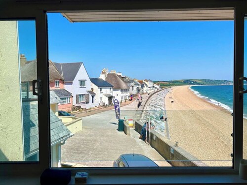 ​Beachfront Cottage with Sea Views & Coastal Walks​