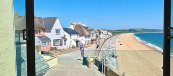 ​Beachfront Cottage with Sea Views & Coastal Walks​